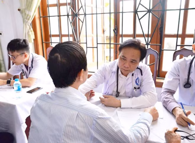 Vị PGS đầu ngành trong một chương trình khám bệnh miễn phí ở tuyến dưới. Vị PGS đầu ngành trong một chương trình khám bệnh miễn phí ở tuyến dưới.