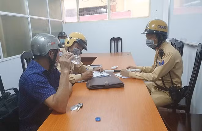 Tài xế Đỗ Văn H. đang bị lập biên bản xử lý vi phạm. Tài xế Đỗ Văn H. đang bị lập biên bản xử lý vi phạm.