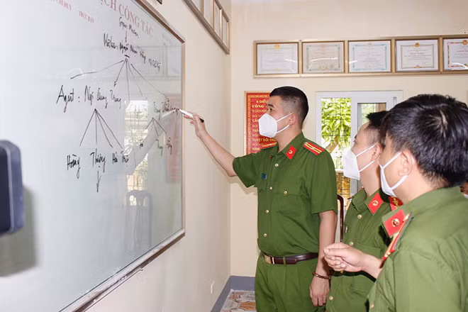 Đội cảnh sát Hình sự CATP Vinh dựng mô hình đường dây cá độ bóng đá.
