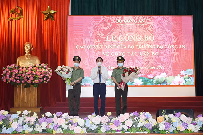 Đồng chí Phó Chủ tịch Ủy ban nhân dân tỉnh tặng hoa chúc mừng Đại tá Phạm Đăng Khoa và Đại tá Phạm Văn Đôn. Đồng chí Phó Chủ tịch Ủy ban nhân dân tỉnh tặng hoa chúc mừng Đại tá Phạm Đăng Khoa và Đại tá Phạm Văn Đôn.
