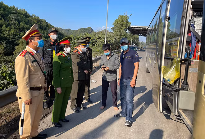 Tại các chốt, lực lượng CSGT đã chủ trì phối hợp với các ngành y tế, thanh tra giao thông và tăng cường thêm 1 đồng chí Cảnh sát cơ động căng mình cắm chốt, kiểm soát chặt chẽ người và phương tiện ra vào tỉnh để phòng chống dịch COVID-19. Tại các chốt, lực lượng CSGT đã chủ trì phối hợp với các ngành y tế, thanh tra giao thông và tăng cường thêm 1 đồng chí Cảnh sát cơ động căng mình cắm chốt, kiểm soát chặt chẽ người và phương tiện ra vào tỉnh để phòng chống dịch COVID-19.