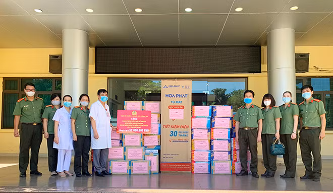 Đại tá Phạm Quang Tuyển và đoàn công tác Cục Tổ chức cán bộ trao quà ủng hộ các y, bác sĩ CAND làm nhiệm vụ tại Bệnh viện Dã chiến số 2 Bắc Giang. Đại tá Phạm Quang Tuyển và đoàn công tác Cục Tổ chức cán bộ trao quà ủng hộ các y, bác sĩ CAND làm nhiệm vụ tại Bệnh viện Dã chiến số 2 Bắc Giang.