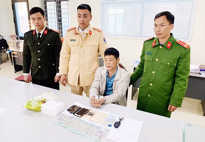 Đối tượng cùng tang vật tại cơ quan Công an.