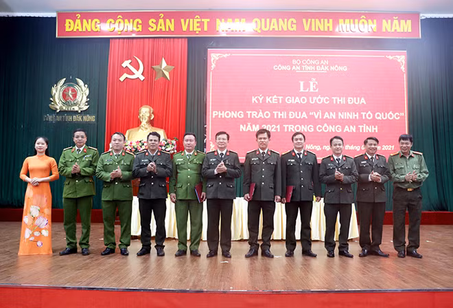 Lãnh đạo Công an tỉnh và đại diện các đơn vị, Cụm trưởng Cụm thi đua thuộc Công an Đắk Nông tham gia ký kết giao ước thi đua.