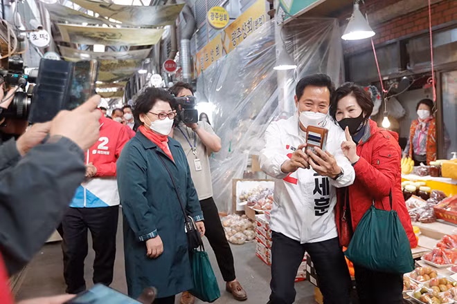 Tân thị trưởng Seoul Oh Se-hoon thăm một khu chợ tại thủ đô Hàn Quốc.