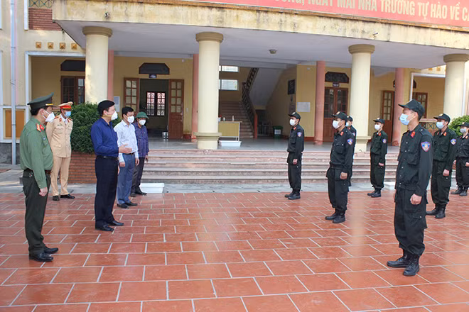 Động viên cán bộ Cảnh sát cơ động của Bộ Công an tăng cường xuống địa bàn. Động viên cán bộ Cảnh sát cơ động của Bộ Công an tăng cường xuống địa bàn.