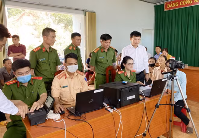 Công an Đắk Nông xuyên đêm làm căn cước công dân cho người dân.