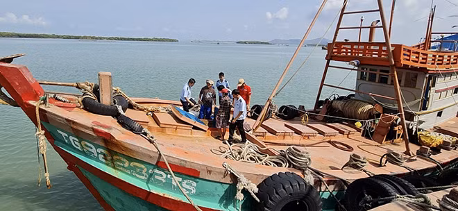 Tàu đánh cá chở đầy dầu không hoá đơn chứng từ