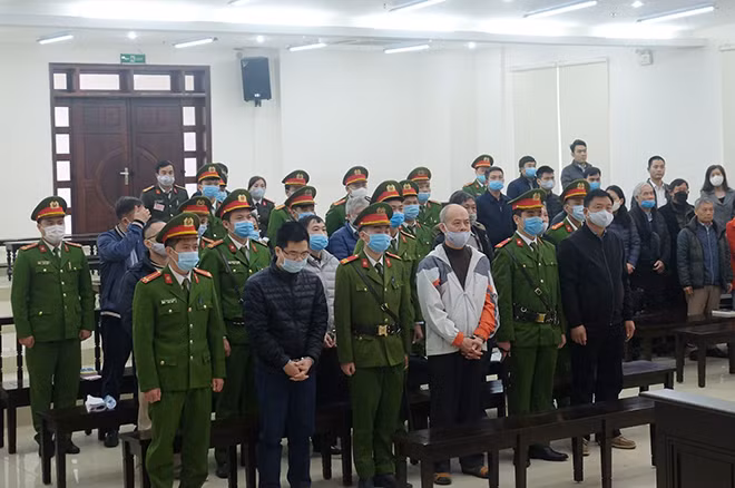 Bị cáo Đinh La Thăng và đồng phạm tại phiên xử. Bị cáo Đinh La Thăng và đồng phạm tại phiên xử.