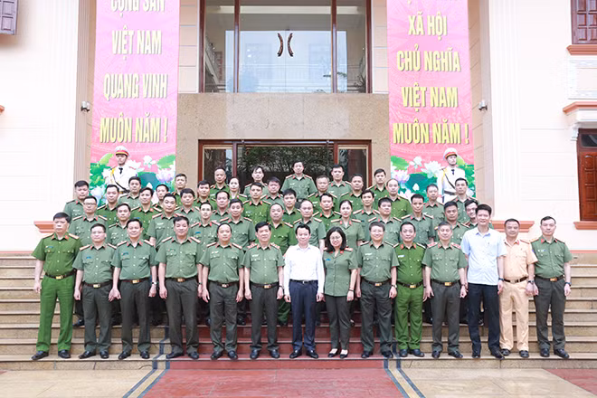 Các đại biểu dự buổi làm việc chụp ảnh lưu niệm Các đại biểu dự buổi làm việc chụp ảnh lưu niệm