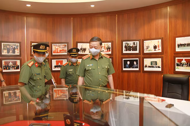 Bộ trưởng Tô Lâm thăm Phòng Truyền thống của Cục Đối ngoại. Bộ trưởng Tô Lâm thăm Phòng Truyền thống của Cục Đối ngoại.