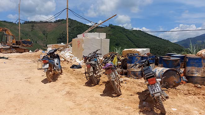 Hoạt động khai thác đá được sử dụng điện lưới cao áp.
