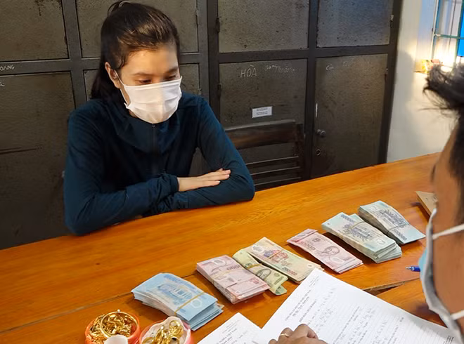 Hoàng Thị Hằng cùng tài sản vụ trộm tại cơ quan Công an. Hoàng Thị Hằng cùng tài sản vụ trộm tại cơ quan Công an.