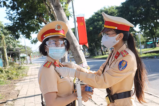 Nữ CSGT phút bàn giao ca trực tại chốt phòng, chống dịch.