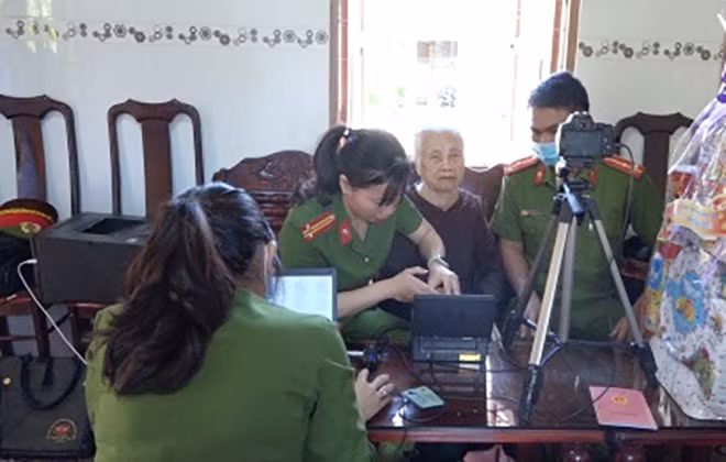 Cán bộ Công an huyện Đắk Rlấp đến tận nhà cấp căn cước công dân cho Mẹ Việt Nam Anh hùng. Cán bộ Công an huyện Đắk Rlấp đến tận nhà cấp căn cước công dân cho Mẹ Việt Nam Anh hùng.