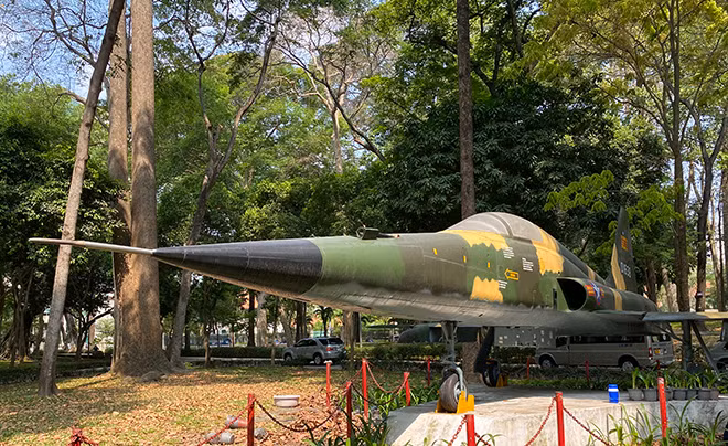 Chiếc máy bay chiến đấu F5E do hãng Northrop (Hoa Kỳ) sản xuất, có thiết bị tiếp nhiên liệu trên không – cùng loại với chiếc máy bay mà Anh hùng Nguyễn Thành Trung đã dùng để ném bom Dinh Độc Lập.