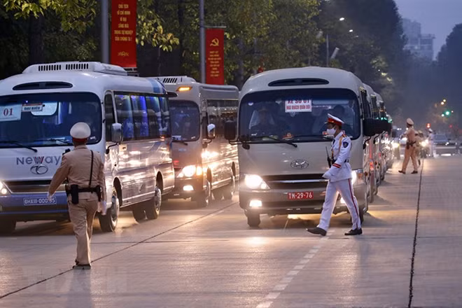 Từ sáng sớm, các lực lượng diễn tập diễn đưa đón các đại biểu vào Lăng viếng Chủ tịch Hồ Chí Minh và tham dự phiên khai mạc trù bị Đại hội đúng giờ tại Trung tâm Hội nghị Quốc gia. (Ảnh: Dương Giang/TTXVN) Từ sáng sớm, các lực lượng diễn tập diễn đưa đón các đại biểu vào Lăng viếng Chủ tịch Hồ Chí Minh và tham dự phiên khai mạc trù bị Đại hội đúng giờ tại Trung tâm Hội nghị Quốc gia. (Ảnh: Dương Giang/TTXVN)