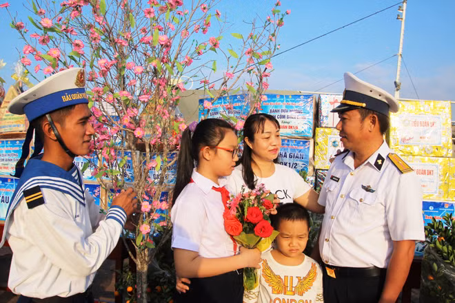 Thiếu tá Nguyễn Văn Linh bịn rịn chia tay vợ con trước phút chia xa. Thiếu tá Nguyễn Văn Linh bịn rịn chia tay vợ con trước phút chia xa.