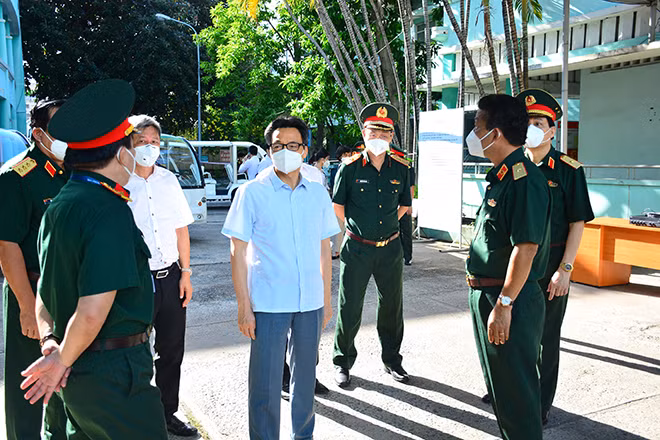 Phó thủ tướng Vũ Đức Đam trao đổi với các đại biểu.