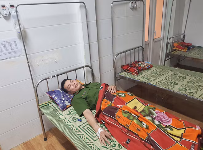 Thượng úy Hoàng khi nằm trên giường bệnh nhưng vẫn xin được quay trở lại vị trí để thực hiện nhiệm vụ.
