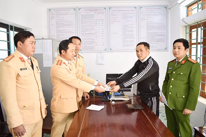 Tổ Cảnh sát giao thông, Công an huyện Kim Sơn trao trả tài sản cho anh Phạm Minh Đủ.