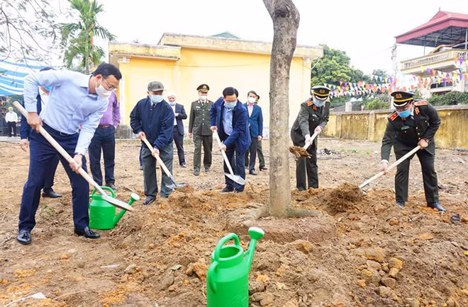 Bộ trưởng Bộ Công an Tô Lâm, Bí thư Thành ủy Vương Đình Huệ và Giám đốc Công an TP. Hà Nội Nguyễn Hải Trung trồng cây hưởng ứng “Tết trồng cây đời đời nhớ ơn Bác Hồ”.
