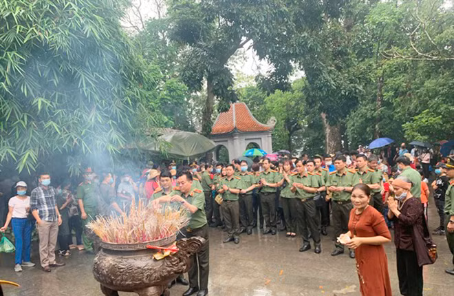 Thiếu tướng Nguyễn Khắc Cường và đoàn công tác tới dâng hương tưởng nhớ công lao các vị Vua Hùng tại Khu Di tích quốc gia Đền Hùng