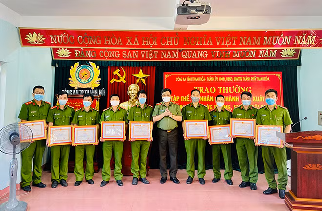 Thiếu tướng Trần Phú Hà, Ủy viên Ban thường vụ Tỉnh ủy, Bí thư Đảng ủy, Giám đốc Công an tỉnh đã trao thưởng cho các tập thể, cá nhân. Thiếu tướng Trần Phú Hà, Ủy viên Ban thường vụ Tỉnh ủy, Bí thư Đảng ủy, Giám đốc Công an tỉnh đã trao thưởng cho các tập thể, cá nhân.