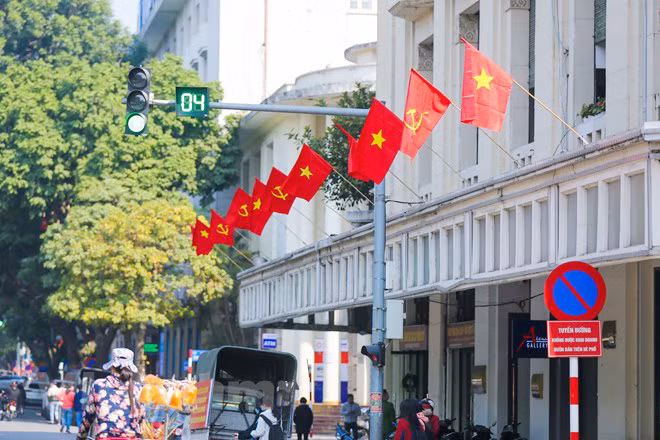 Trên khắp các ngả đường của thành phố Hà Nội tràn ngập không khí phấn khởi, rực rỡ sắc màu đỏ thắm của cờ và hoa.