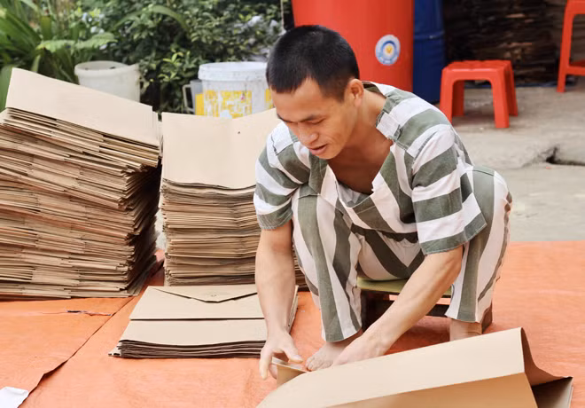 Phạm nhân Sùng A Pó vào trại đã 7 năm nhưng chưa một lần được người thân đến thăm. Phạm nhân Sùng A Pó vào trại đã 7 năm nhưng chưa một lần được người thân đến thăm.