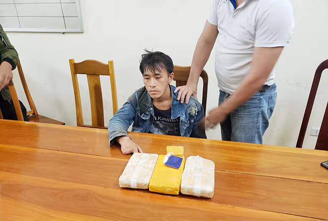 Đối tượng Thào A Vư cùng tang vật tại Công an huyện Mường Nhé.