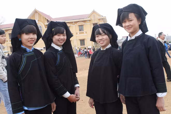 Thiếu nữ rủ nhau xuống hội hát.