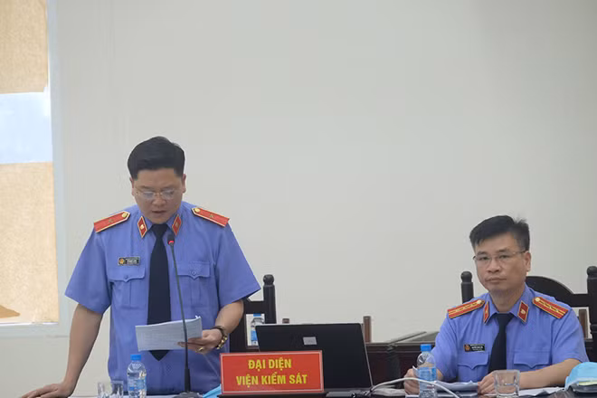 Đại diện Viện kiểm sát thực hành quyền công tố tại phiên toà.