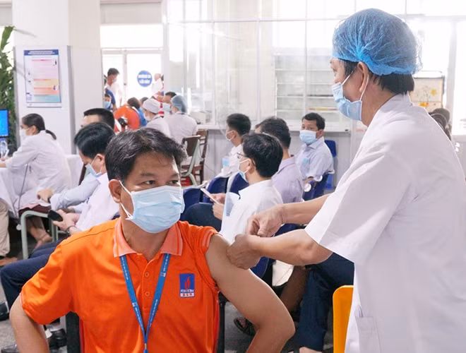 BSR tổ chức tiêm vaccine phòng COVID-19 cho người lao động. BSR tổ chức tiêm vaccine phòng COVID-19 cho người lao động.
