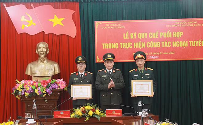 Thiếu tướng Đoàn Hùng Sơn trao giấy khen cho các tập thể.
