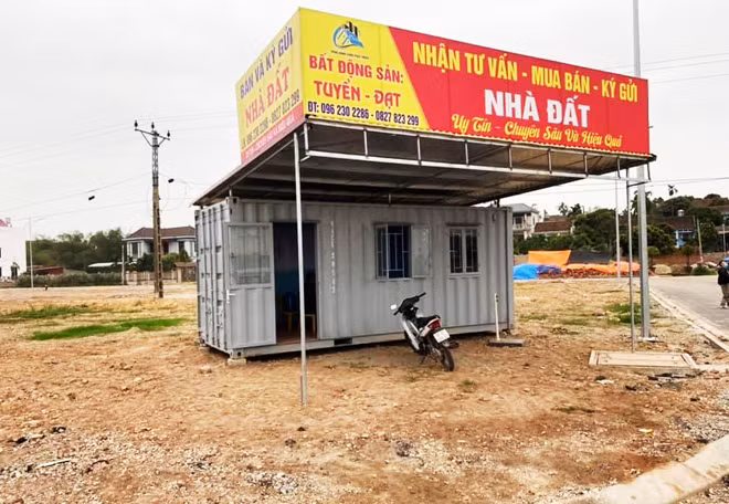 Văn phòng tư vấn, mua bán bất động sản tạm bợ được dựng lên tại một khu dân cư mới. Văn phòng tư vấn, mua bán bất động sản tạm bợ được dựng lên tại một khu dân cư mới.
