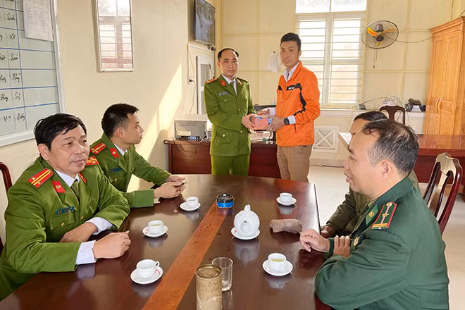 Nhân dân giao nộp pháo cho Công an xã Hoằng Thanh