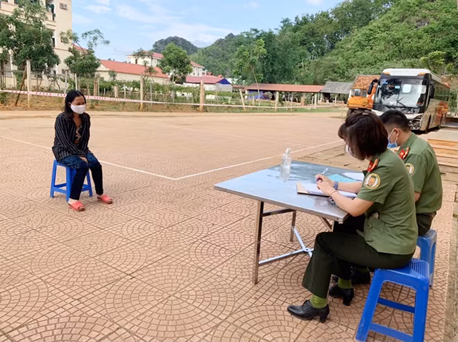 Phòng Quản lý Xuất nhập cảnh Công an tỉnh làm việc với đối tượng nhập cảnh trái phép.