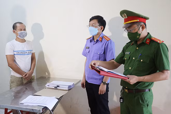 Tiến hành tố tụng tống đạt các quyết định khởi tố đối với bị can Trần Văn Bảy.