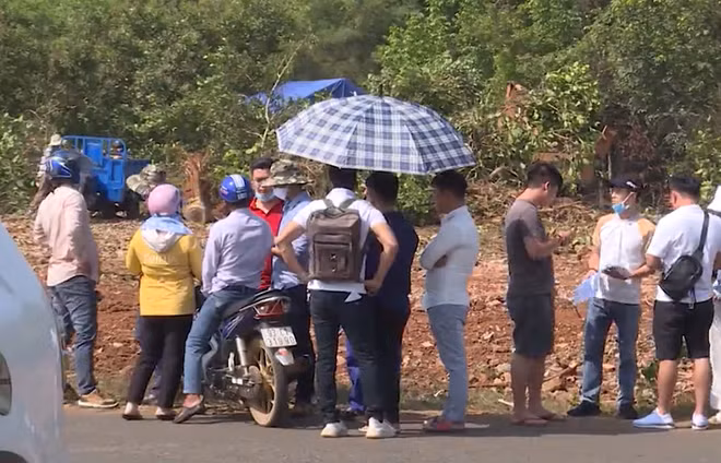 Cảnh mua bán, trao đổi nhộn nhịp tại khu vực được đồn thổi sẽ xây dựng sân bay Téc Ních.