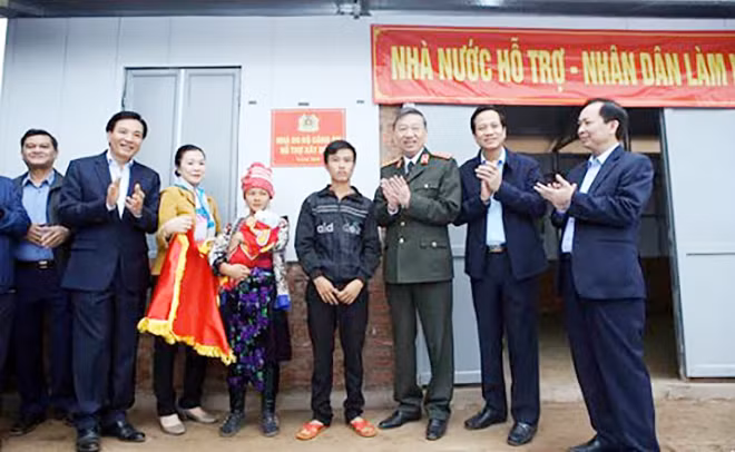 Đại tướng Tô Lâm, Ủy viên Bộ Chính trị, Bộ trưởng Bộ Công an cùng các đại biểu trao nhà cho hộ nghèo tại bản Co Lót, xã Mường Nhé, huyện Mường Nhé. Ảnh: Liên Hương.