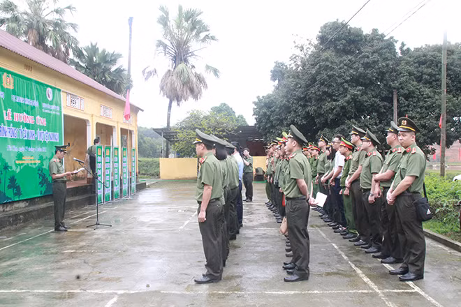 Quang cảnh lễ phát động trồng cây.