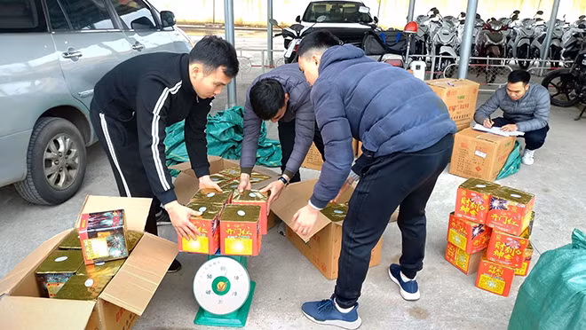 Tang vật vụ vận chuyển trái phép pháo nổ bị Công an huyện Văn Yên thu giữ.
