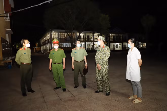 Thượng tá Nguyễn Quốc Toản - Giám đốc Công an tỉnh Bắc Giang kiểm tra Khu cách ly tập trung tại Trường Tiểu học Dĩnh Kế, Thành phố Bắc Giang.