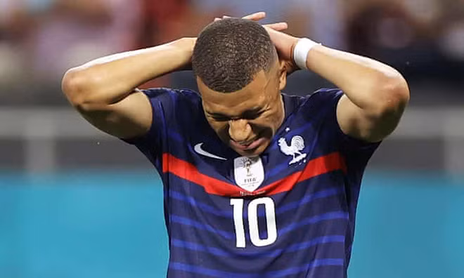 Mbappe vẫn chỉ là cậu bé thích sống ảo, kể lể trên mạng xã hội.