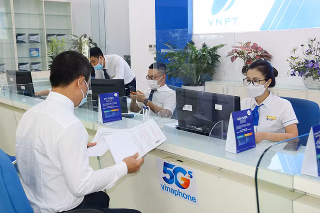 Toàn bộ giao dịch viên của VNPT đều tuân thủ tuyệt đối nguyên tắc phòng dịch như kiểm tra thân nhiệt, đeo khẩu trang, thường xuyên sát khuẩn tay, giữ khoảng cách.