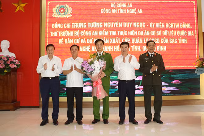Lãnh đạo tỉnh Nghệ An tặng hoa chúc mừng Thứ trưởng Nguyễn Duy Ngọc được bầu vào Ủy viên BCH Trung ương Đảng khóa XIII.