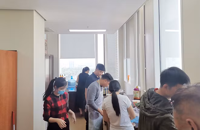 Các cán bộ chiến sĩ tự phục vụ ăn uống để làm việc xuyên Tết.
