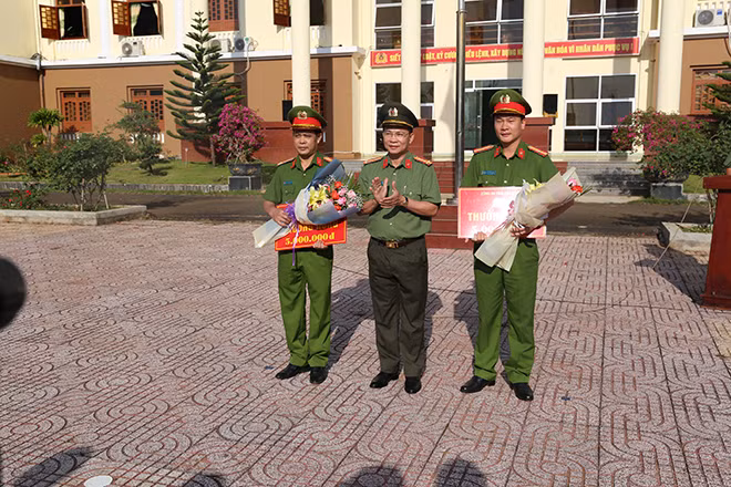 Đại tá Hồ Văn Mười, Giám đốc Công an tỉnh trao thưởng cho 2 tập thể.