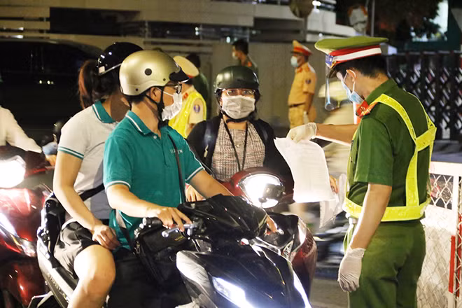 CBCS Công an TP Hồ Chí Minh làm nhiệm vụ tại một số chốt kiểm soát trên địa bàn.
